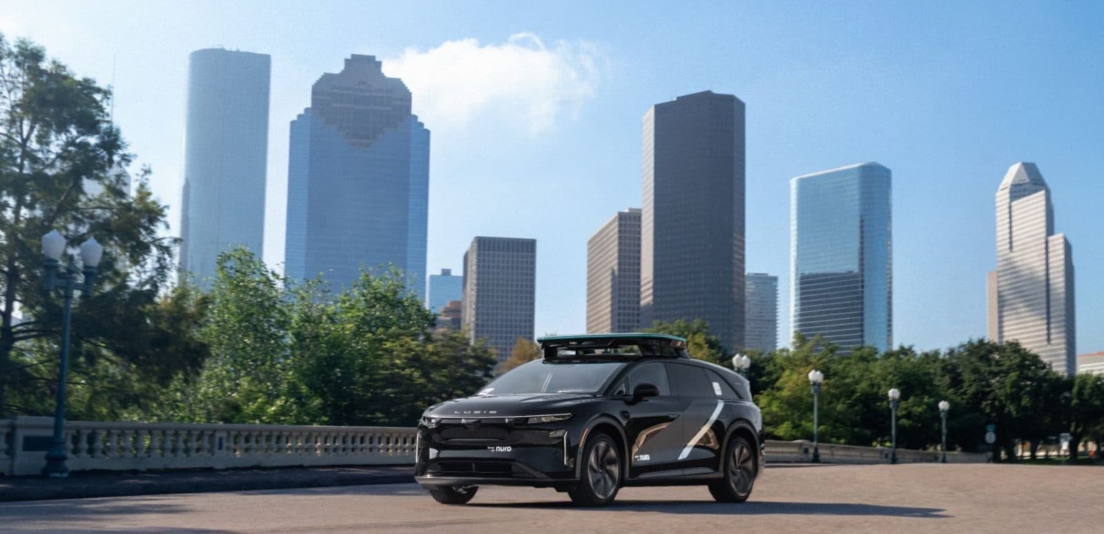 Lucid 擴展自駕計程車服務，新電動休旅 Cosmos 瞄準親民價格