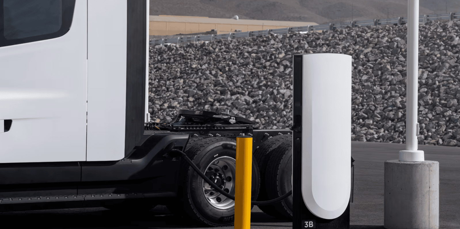 特斯拉多項新進展曝光：電動卡車 Semi 量產、Megacharger 定價與 Cybercab 效率創新高