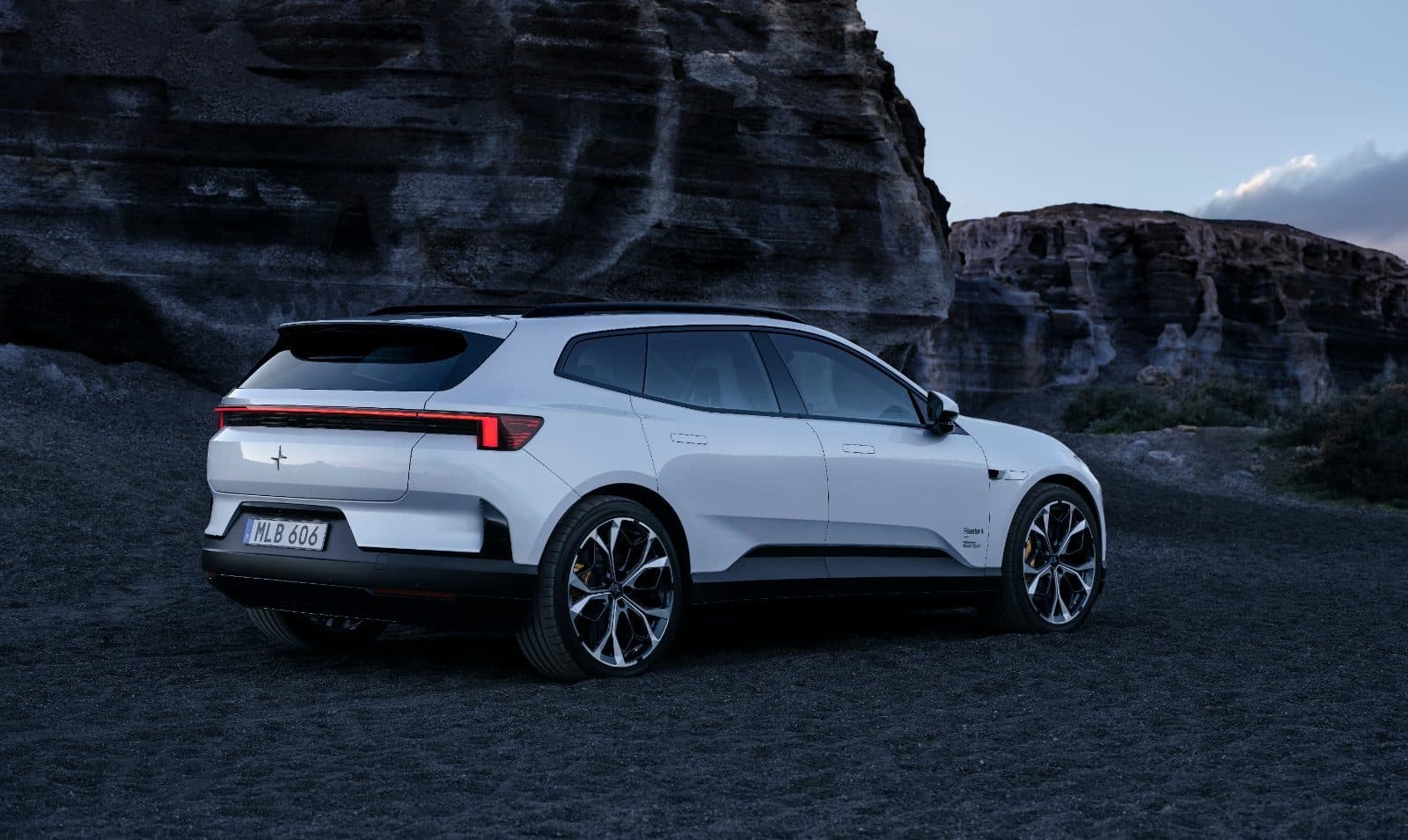 Polestar 4 新增 SUV 車型，歐洲市場售價 57,900 歐元起，回歸傳統後窗設計
