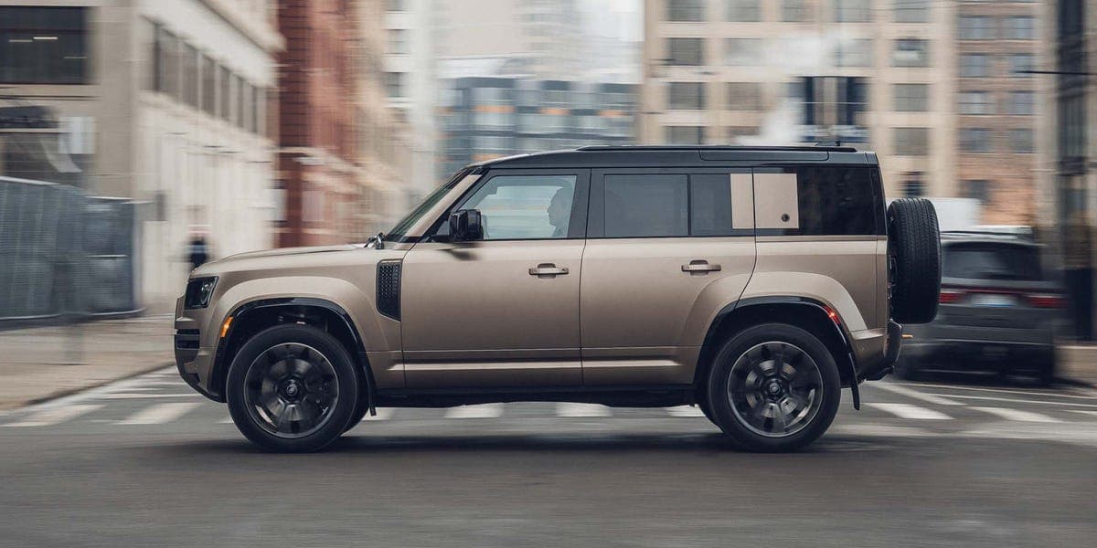 Land Rover Defender Octa 2025 年式發表，搭載 BMW V8 動力強化越野性能