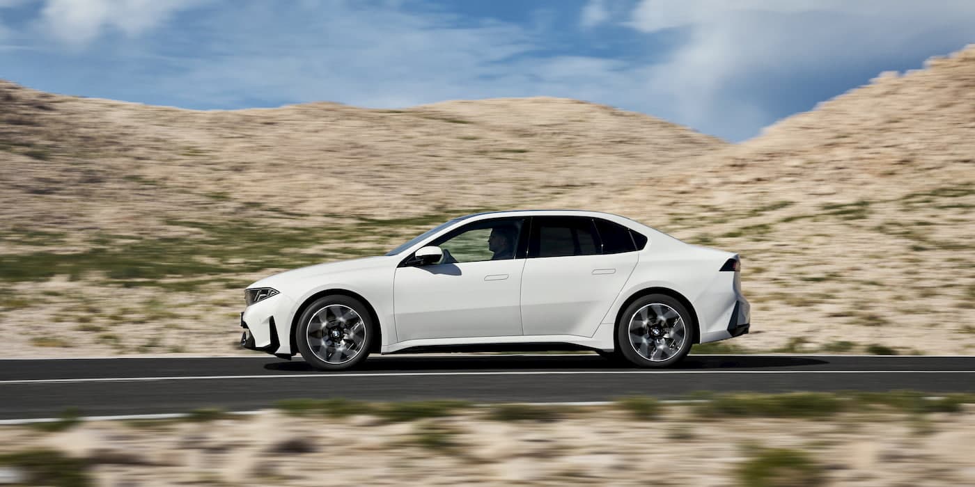 BMW電動車雙重奏：i3訂單提前湧入，電動M3性能揭示，然Q2利潤下滑35%面臨挑戰