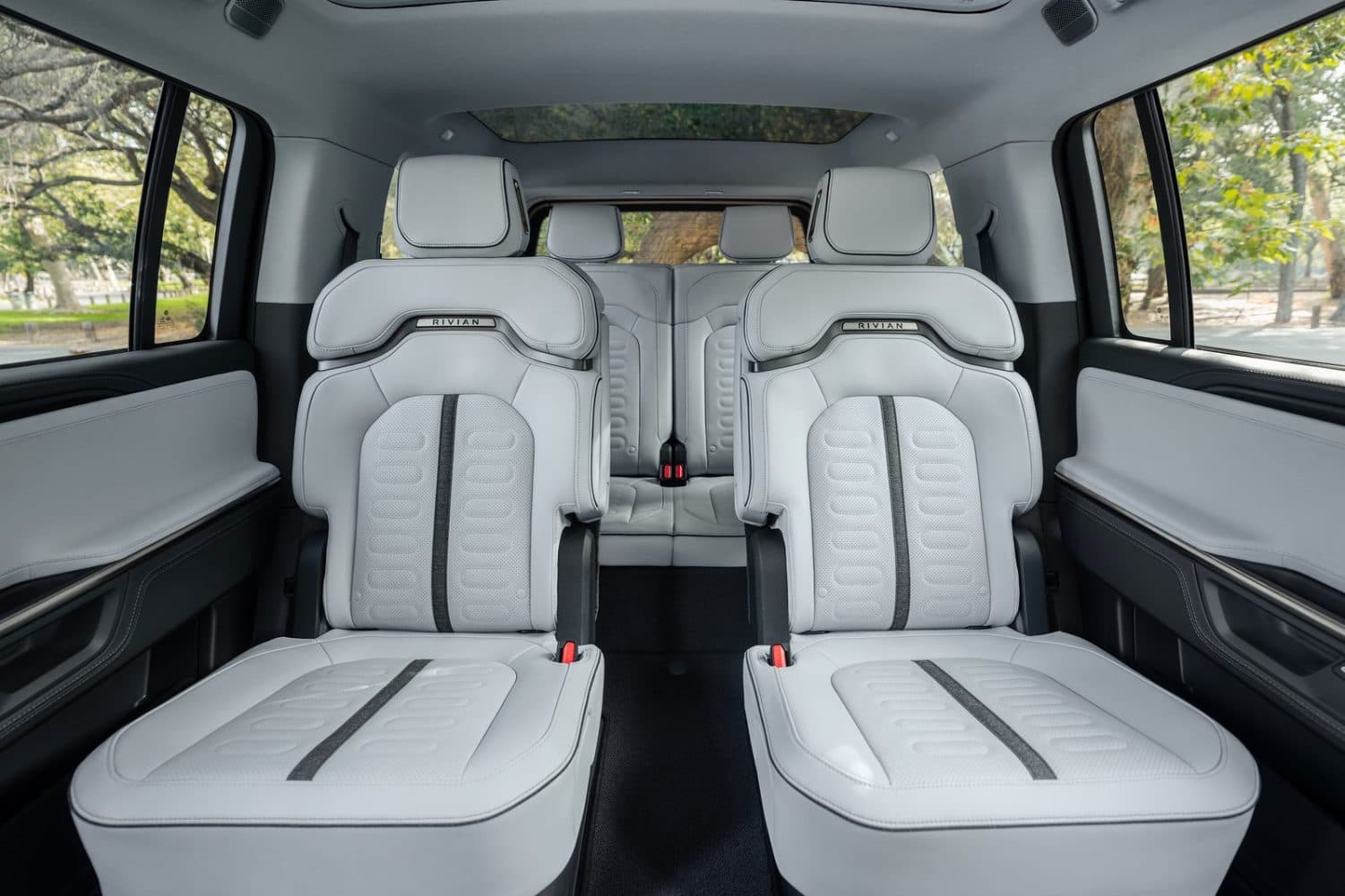 Rivian 2027年式R1S/R1T迎來更新，新增船長椅與價格調整