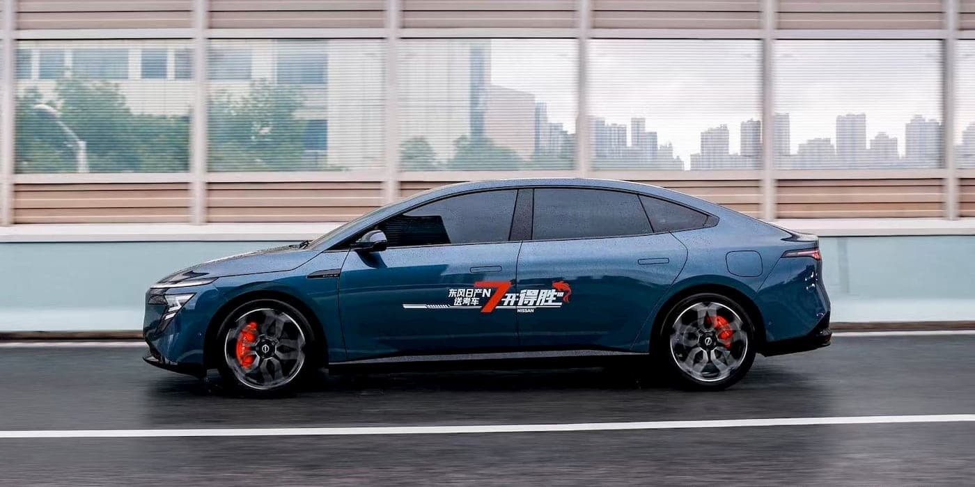 Nissan 佈局未來：2028 固態電池、2026 LEAF 獲獎與英國產能策略