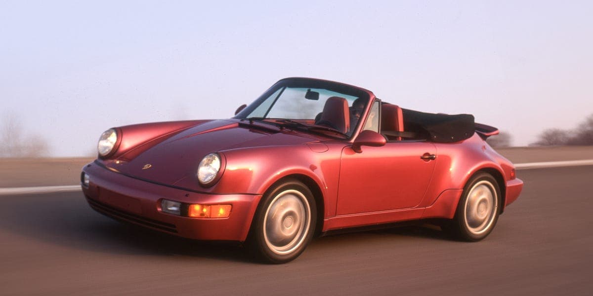 保時捷經典911與Taycan電動車款並陳，展現橫跨30年性能演進