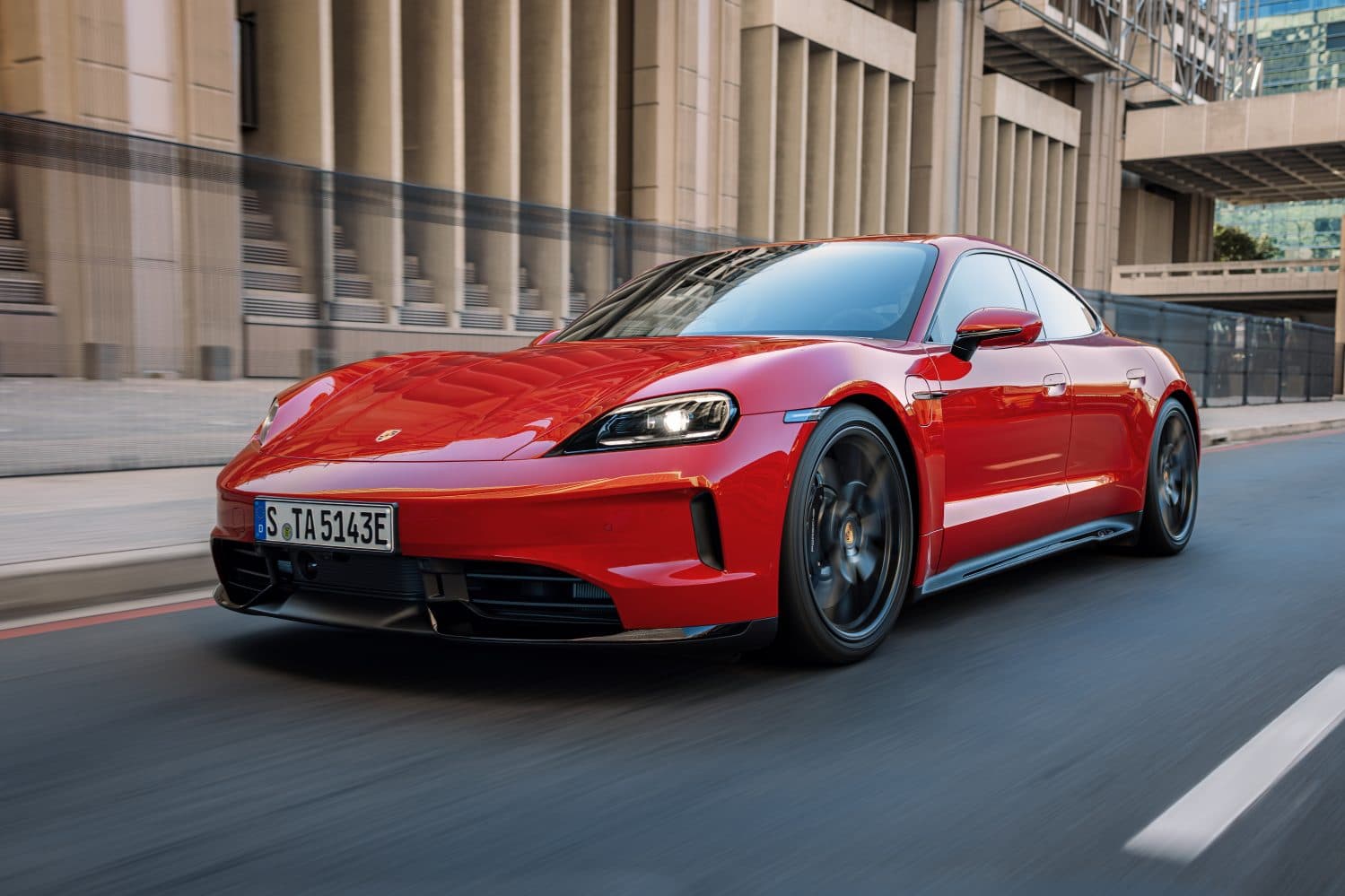 Porsche 2027 Taycan 導入虛擬換檔與NACS充電，旅行車型傳停產