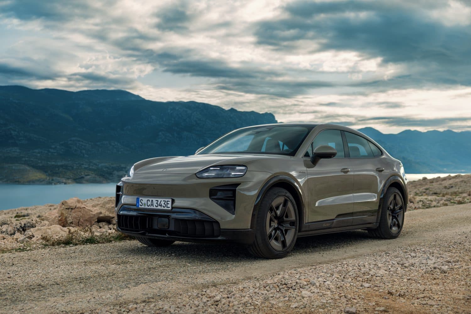 保時捷推出 2026 Cayenne Coupe 電動版，馬力達 1139 匹，燃油 Macan 將停產