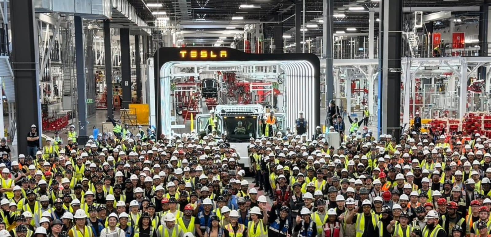 特斯拉半掛卡車量產啟動並獲370輛訂單，Model S/X生產告終，FSD歐洲市場面臨爭議
